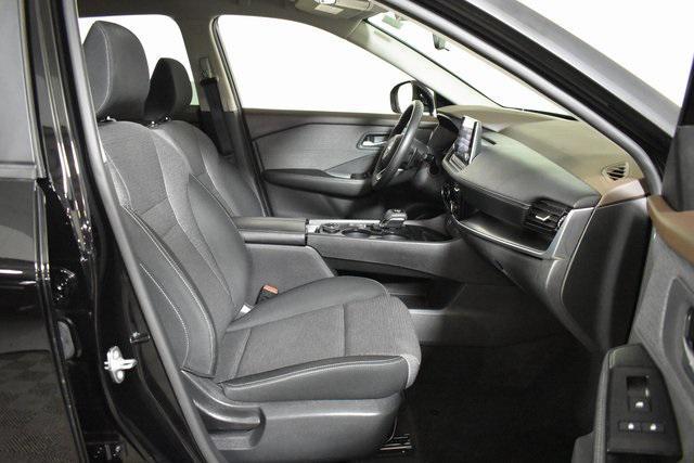 Photo of 2022 Super Black Nissan Rogue