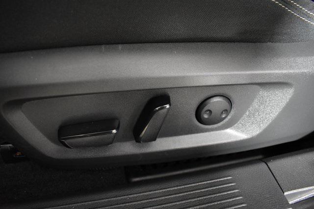Photo of 2022 Super Black Nissan Rogue