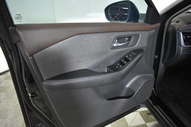 Photo of 2022 Super Black Nissan Rogue