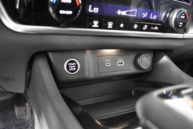 Photo of 2022 Super Black Nissan Rogue