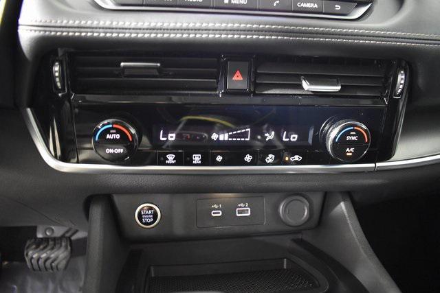 Photo of 2022 Super Black Nissan Rogue