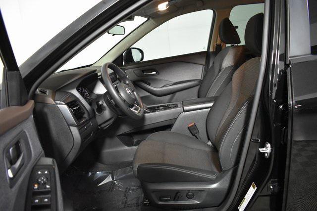 Photo of 2022 Super Black Nissan Rogue