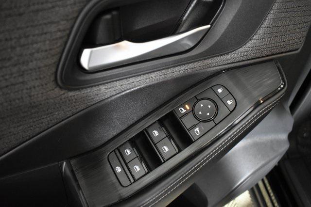 Photo of 2022 Super Black Nissan Rogue