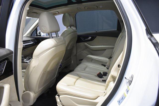Photo of 2017 White Audi Q7