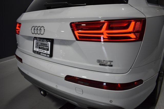 Photo of 2017 White Audi Q7