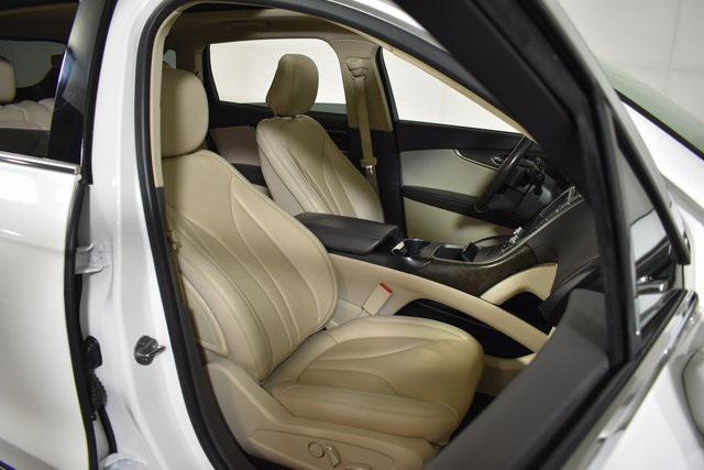 Photo of 2020 White Lincoln Nautilus