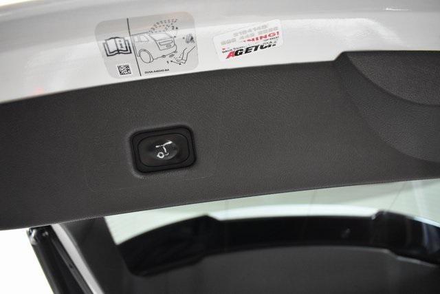 Photo of 2020 White Lincoln Nautilus