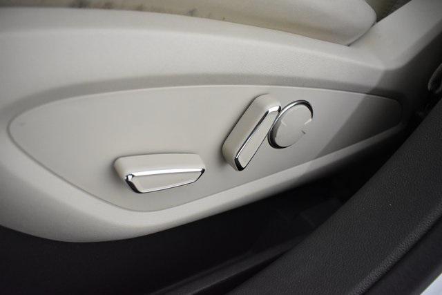 Photo of 2020 White Lincoln Nautilus