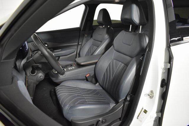 Photo of 2023 Everest White Pearl Tricoat/Black Diamond Pearl Nissan ARIYA