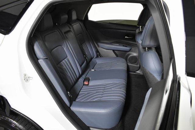 Photo of 2023 Everest White Pearl Tricoat/Black Diamond Pearl Nissan ARIYA