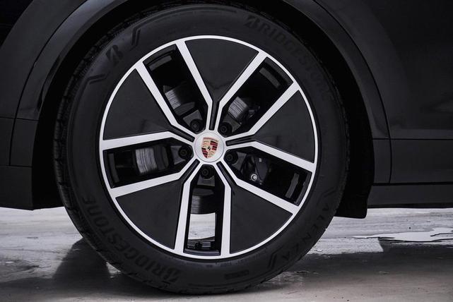 Photo of 2025 Chromite Black Metallic Porsche Cayenne