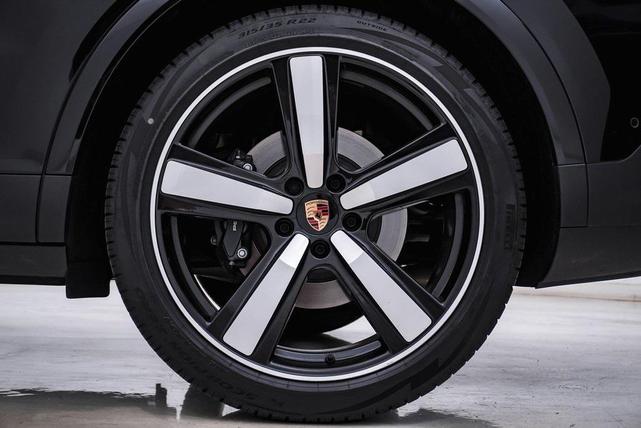 Photo of 2025 Chromite Black Metallic Porsche Cayenne