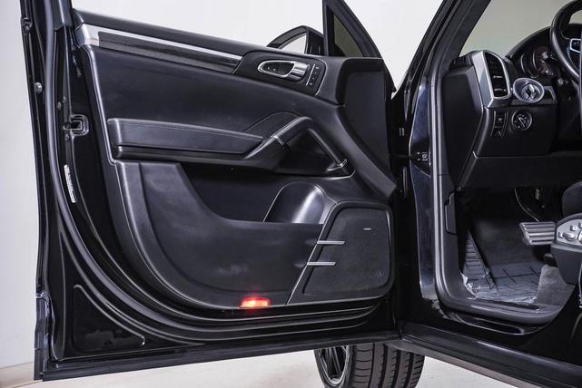 Photo of 2016 Jet Black Metallic Porsche Cayenne