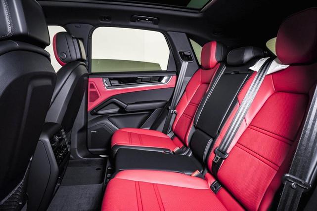 Photo of 2025 Chromite Black Metallic Porsche Cayenne
