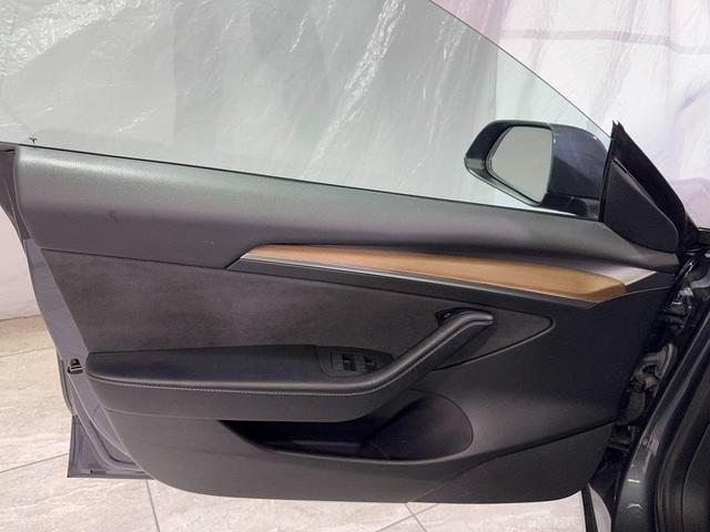 Photo of 2023 Gray Tesla Model 3