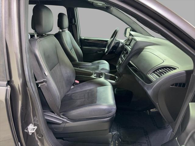 Photo of 2018 Granite Pearlcoat Dodge Grand Caravan