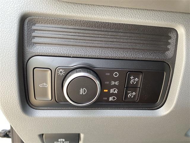 Photo of 2025 Oxford White Ford F-250
