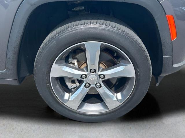Photo of 2022 Metallic Jeep Grand Cherokee L