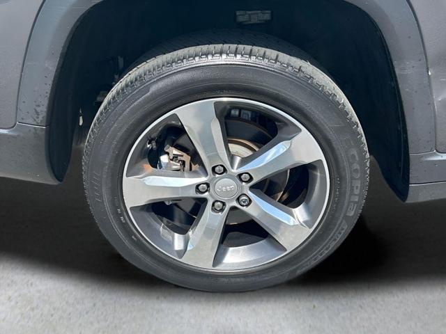 Photo of 2022 Metallic Jeep Grand Cherokee L