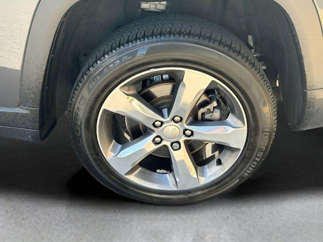 Photo of 2022 Metallic Jeep Grand Cherokee L