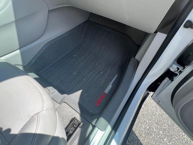 Photo of 2017 White Frost Tricoat GMC Acadia