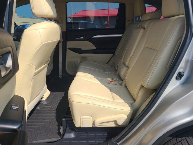 Photo of 2015 Creme Brulee Mica Toyota Highlander