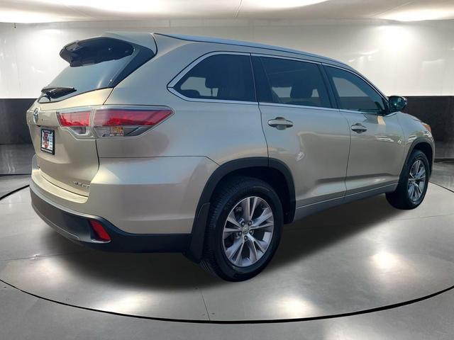 Photo of 2015 Creme Brulee Mica Toyota Highlander