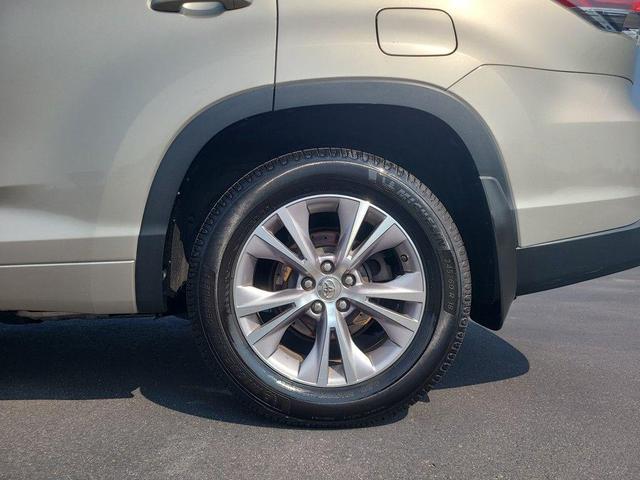 Photo of 2015 Creme Brulee Mica Toyota Highlander