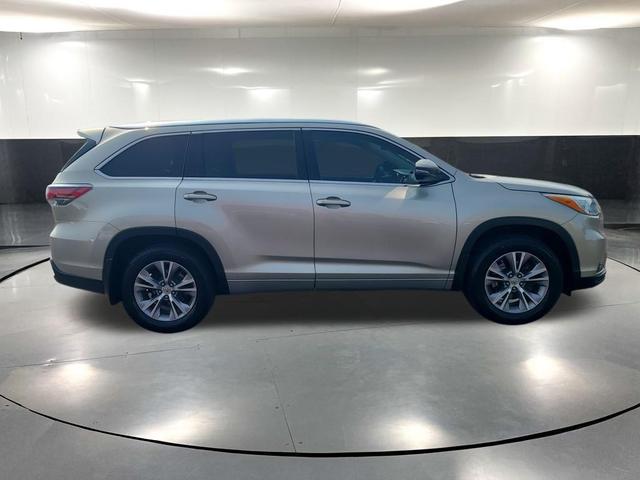 Photo of 2015 Creme Brulee Mica Toyota Highlander