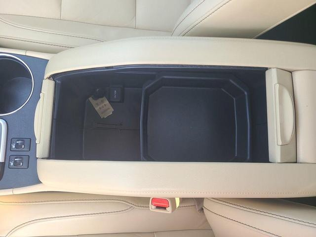 Photo of 2015 Creme Brulee Mica Toyota Highlander