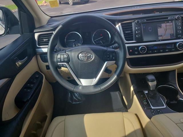 Photo of 2015 Creme Brulee Mica Toyota Highlander