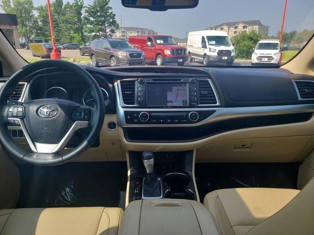 Photo of 2015 Creme Brulee Mica Toyota Highlander