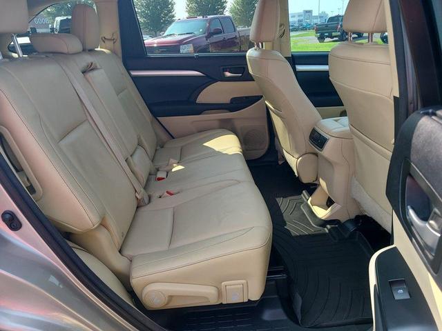 Photo of 2015 Creme Brulee Mica Toyota Highlander