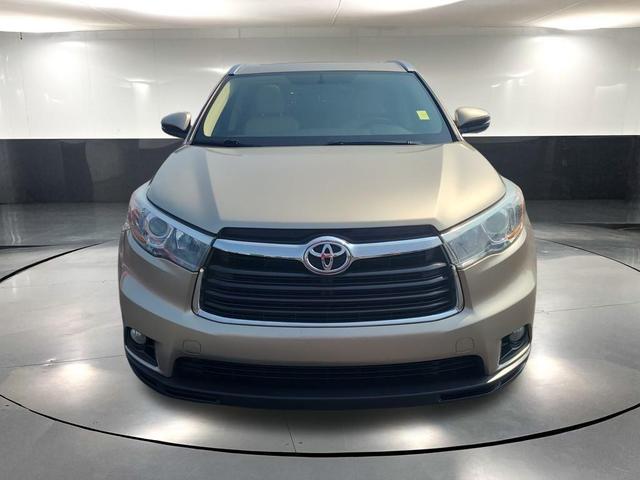 Photo of 2015 Creme Brulee Mica Toyota Highlander