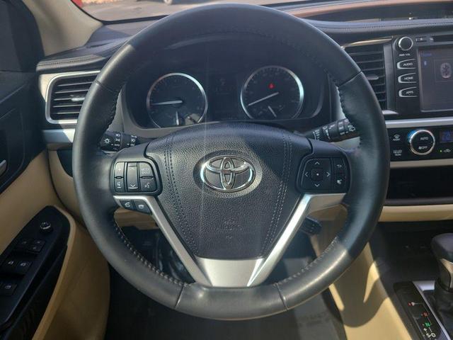Photo of 2015 Creme Brulee Mica Toyota Highlander