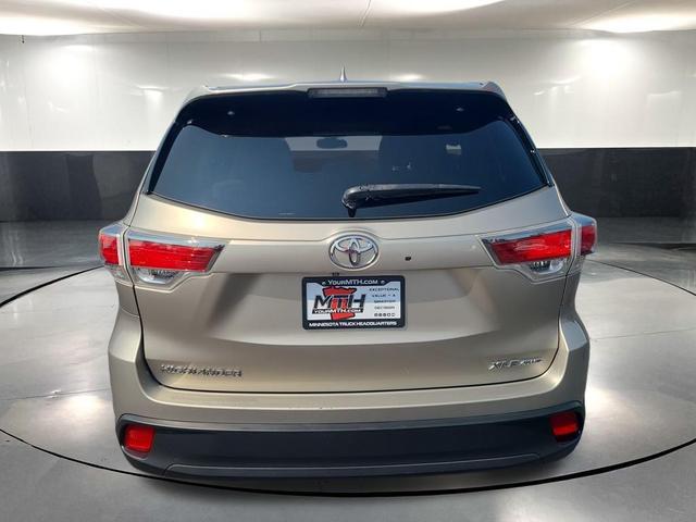Photo of 2015 Creme Brulee Mica Toyota Highlander