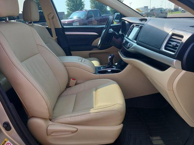 Photo of 2015 Creme Brulee Mica Toyota Highlander