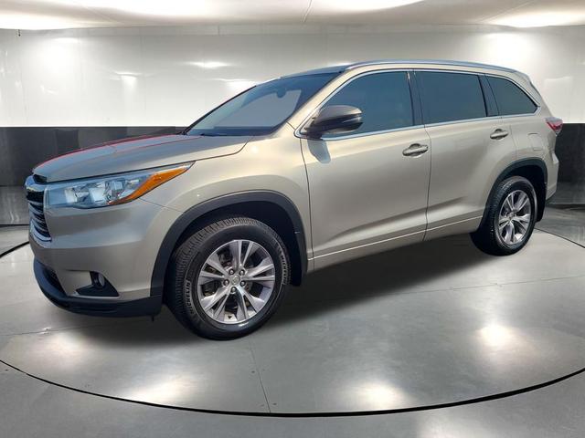 Photo of 2015 Creme Brulee Mica Toyota Highlander
