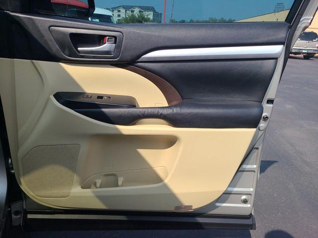 Photo of 2015 Creme Brulee Mica Toyota Highlander