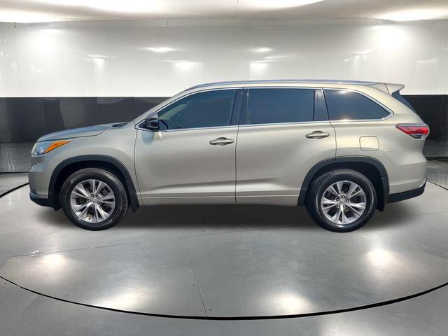 Photo of 2015 Creme Brulee Mica Toyota Highlander