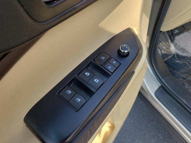 Photo of 2015 Creme Brulee Mica Toyota Highlander