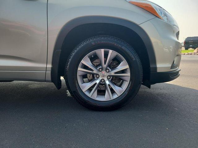 Photo of 2015 Creme Brulee Mica Toyota Highlander
