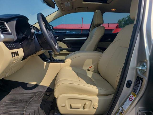 Photo of 2015 Creme Brulee Mica Toyota Highlander
