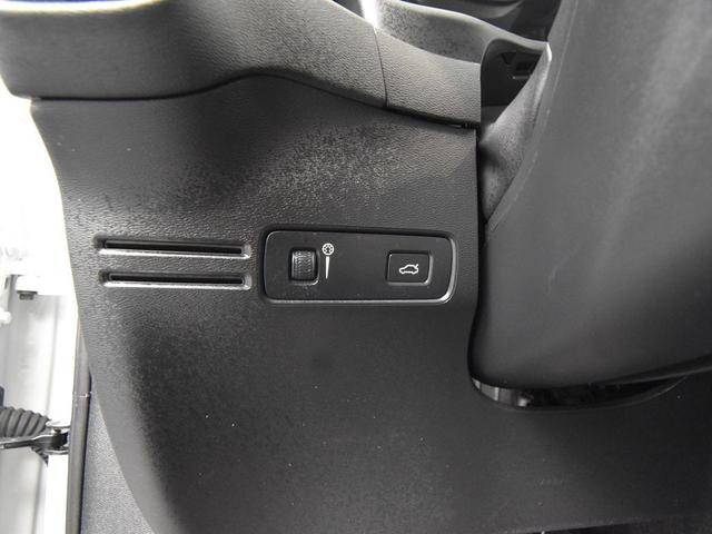 Photo of 2022 Crystal White Metallic Volvo XC40 Recharge Pure Electric