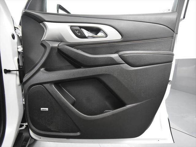 Photo of 2021 Iridescent Pearl Tricoat Chevrolet Traverse