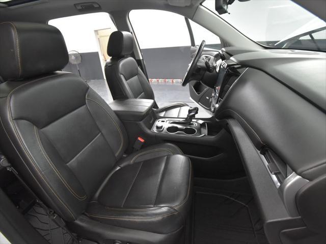 Photo of 2021 Iridescent Pearl Tricoat Chevrolet Traverse