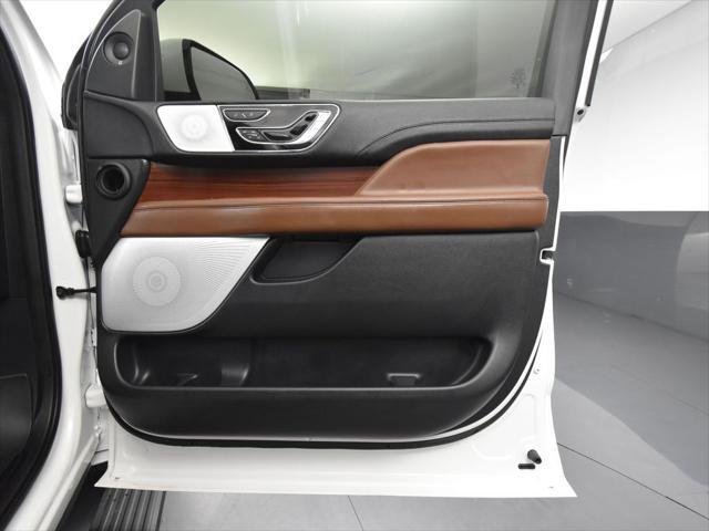 Photo of 2024 Pristine White Metallic Tri-Coat Lincoln Navigator