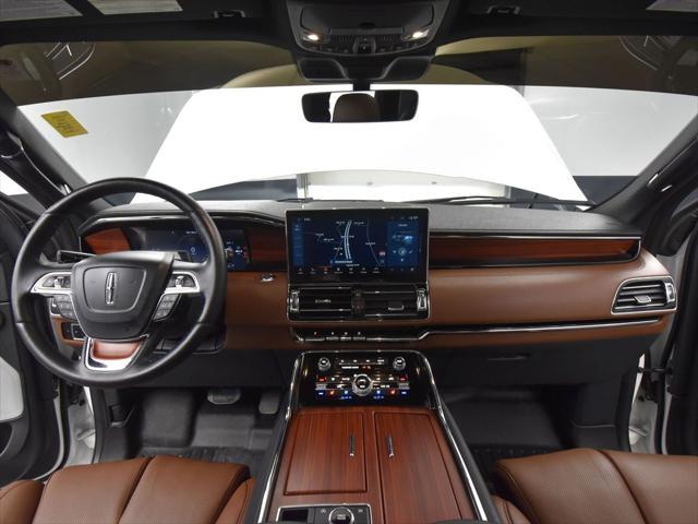 Photo of 2024 Pristine White Metallic Tri-Coat Lincoln Navigator