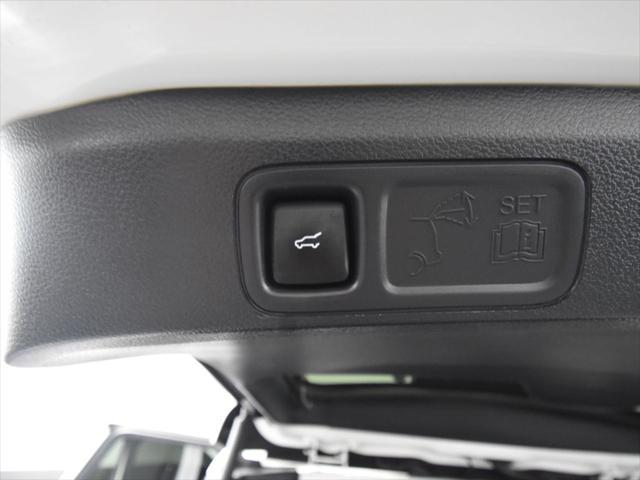 Photo of 2024 Pristine White Metallic Tri-Coat Lincoln Navigator