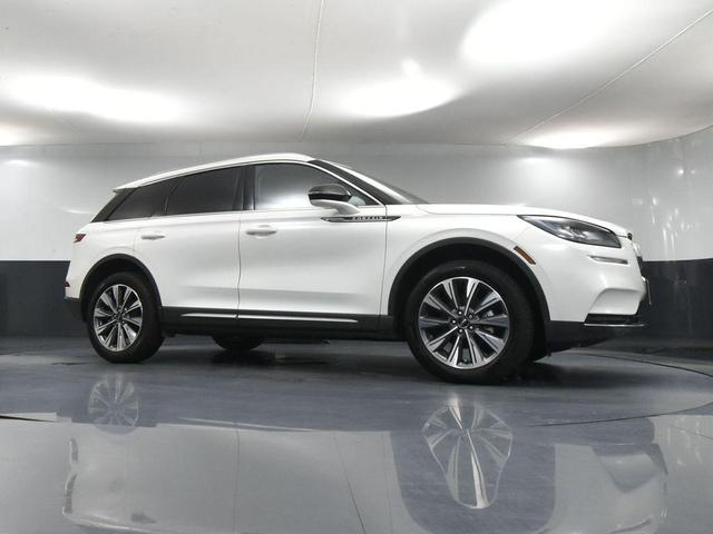 Photo of 2022 Pristine White Metallic Tri-Coat Lincoln Corsair
